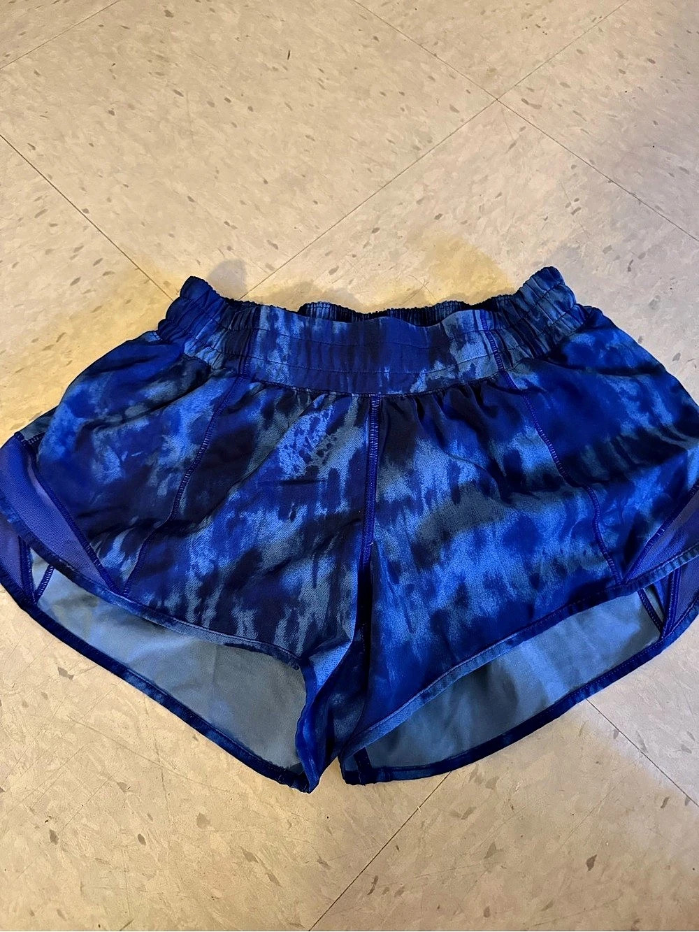 lululemon hotty hot shorts LR 2.5" Blue Abstract Shorts Size 4
